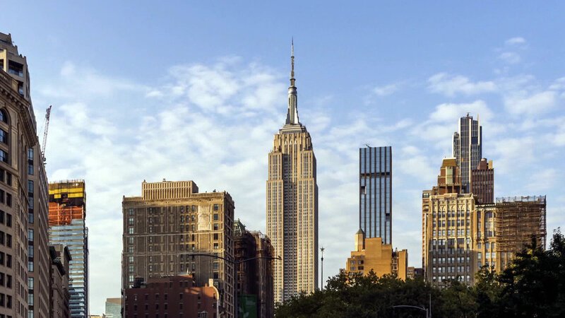 Das Empire State Building ist eines von New Yorks wortwörtlich größten Attraktionen. Mit seinen 102 Stockwerken und einmaligen Form sticht es selbst aus der New Yorker Skyline hervor. – Bild: BILD