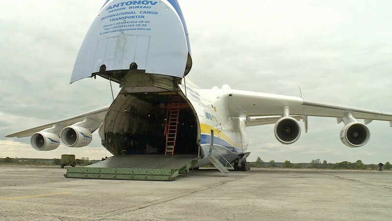 Bis zu 250 Tonnen schwere Lasten kann die Antonov An-225 in ihrem enormen Frachtraum transportieren. – Bild: BILD Bis zu 250 Tonnen schwere Lasten kann die Antonov An-225 in ihrem enormen Frachtraum transportieren. – Bild: BILD