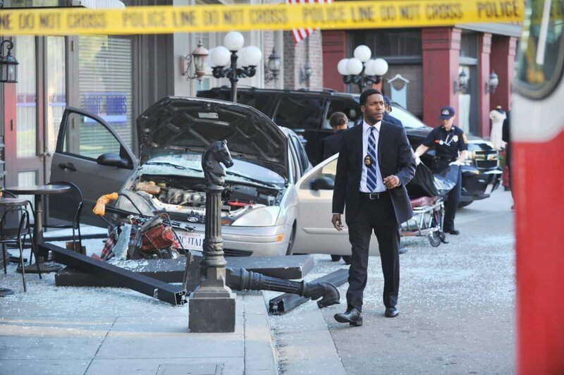 Matt Hendricks (Jocko Sims) nimmt den Unfallort genau unter die Lupe … – Bild: Universal TV