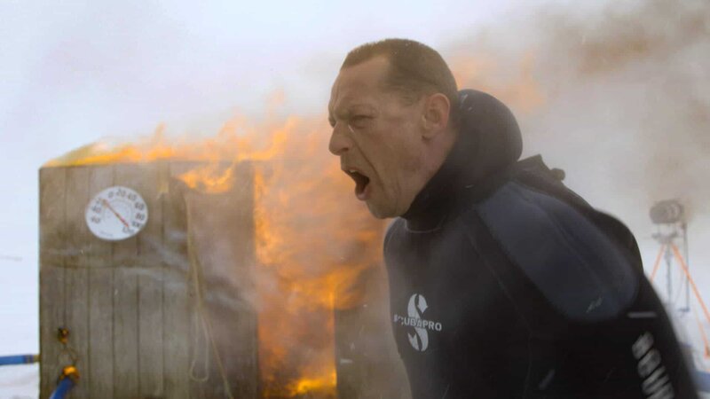 Reaper Mining Captain Kris Kelly reacts to his burning engine shack. – Bild: Discovery Channel /​ Discovery Communications, LLC /​ Trent Ellis