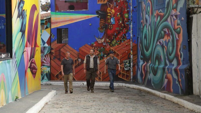 Josh Gates, Mike Lynch und Ken Wilder spazieren durch Sao Paulo, Brasilien, auf dem Weg zu einem Treffen mit einem örtlichen Ermittler. – Bild: Discovery Communications, LLC
