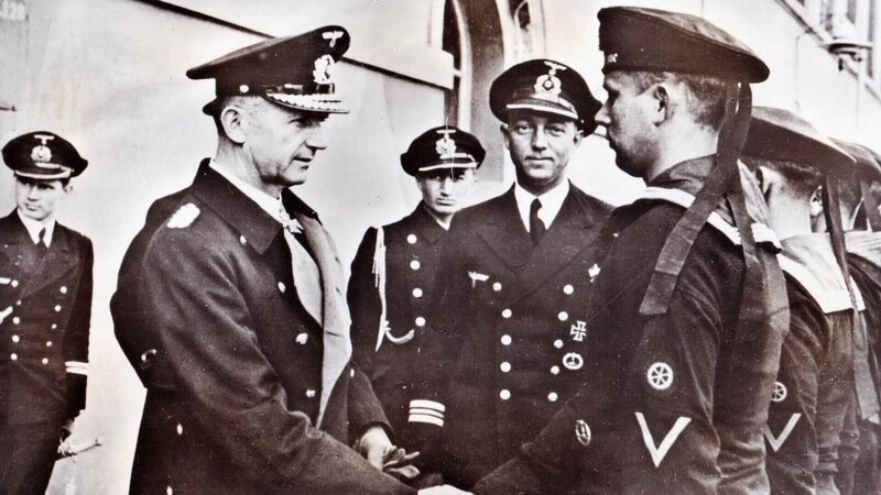 Nach Hitlers Kriegserklärung an die USA im Dezember 1941 schickte Admiral Karl Dönitz (2.v.l.) U-Boote los, um die Nachschublinien zwischen den USA und Europa zu zerstören. (Foto: Dönitz mit U-Boot-Besatzung, 1942) – Bild: TVNOW