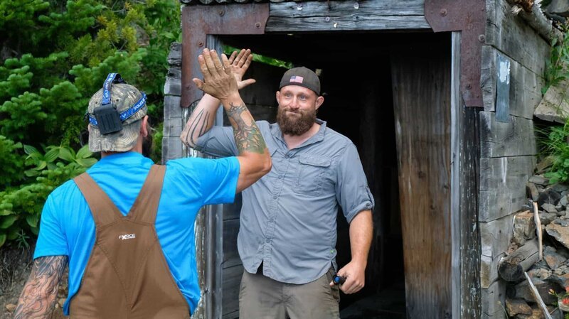 Fred Lewis and Kendell Madden high fiving. – Bild: Discovery Channel /​ Discovery Communications, LLC
