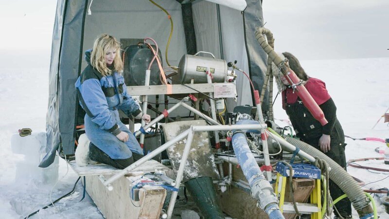 Emily Riedel and Grant Wilkins set up their operation. – Bild: Justin Lutsky /​ Discovery Channel /​ Photo Bank 36840 /​ Discovery Communications, LLC