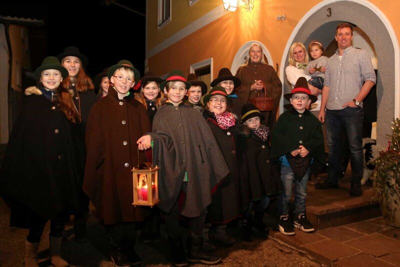 Arnsdorfer Schulkinder beim weihnachtlichen Brauch des Lichtbringens. – Bild: ServusTV /​ DEGNfilm