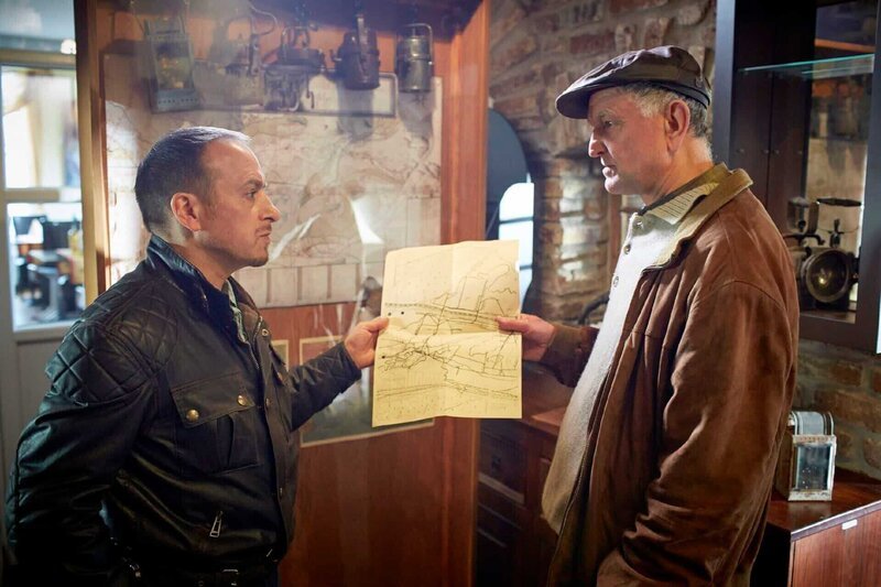 Semir (Erdogan Atalay, l.) erfährt von Rolf Zielinski (Peter Cieslinski), warum Hannes Bischoff auf die Hilfe von Pauls Vater Klaus angewiesen ist. – Bild: RTL /​ Guido Engels