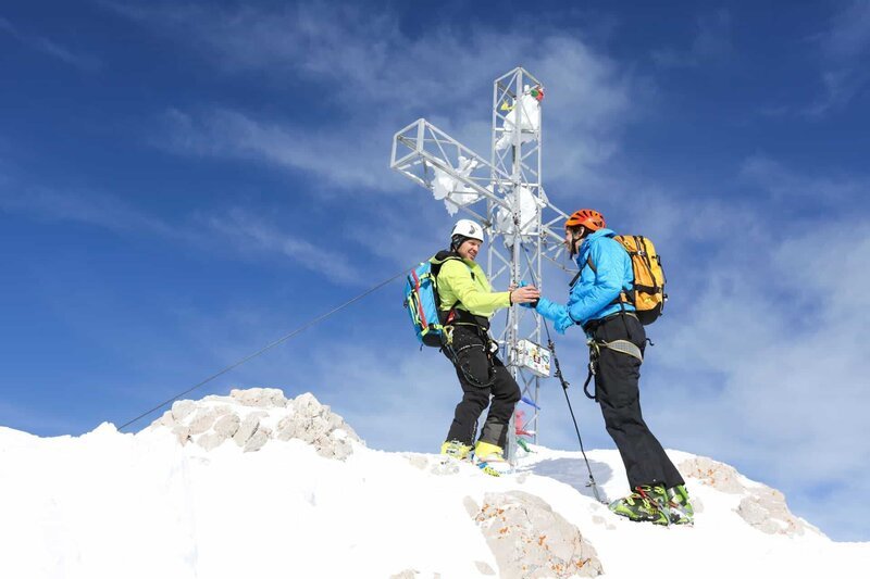 Winterbesteigung des Dachstein: Hermann Maier und Wildbiologe Chris Walzer auf den letzten Metern vor dem Gipfel. – Bild: ORF/​Interspot Film