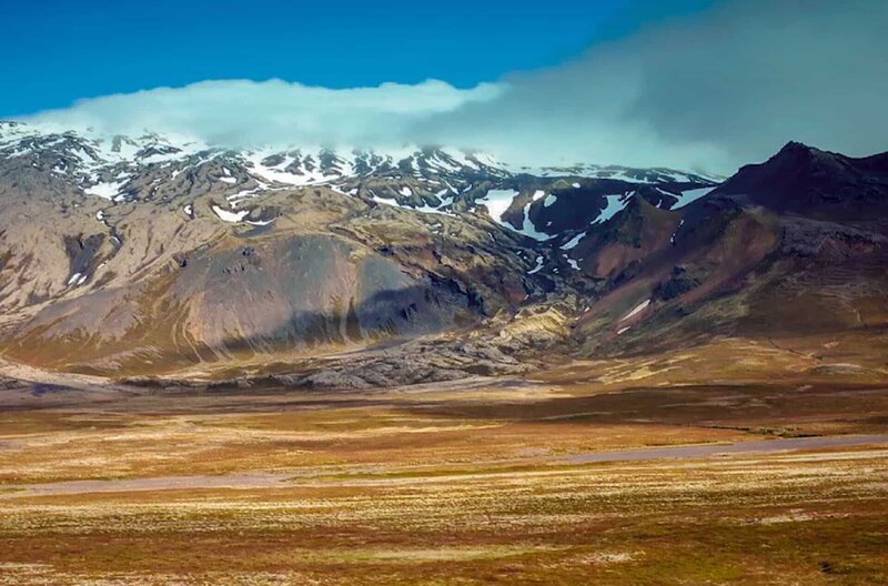 Die Vielfalt und Weite der rauen isländischen Landschaften verdankt sich dem starken Vulkanismus, der in Island so ausgeprägt ist wie an kaum einem Ort der Erde. – Bild: Gédéon Programmes /​ © GĂ©dĂ©on Programmes