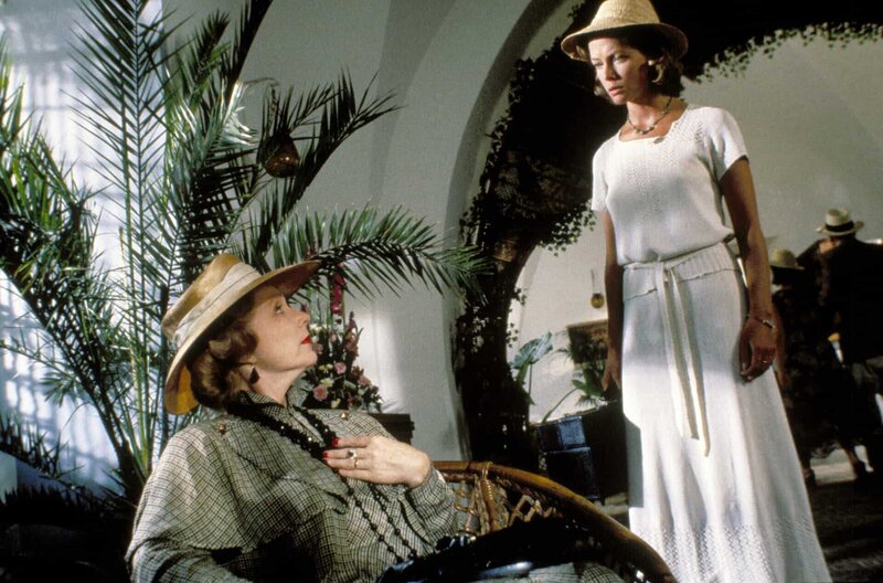 Rendezvous mit einer Leiche – Bild: 2023 Metro-Goldwyn-Meyer Studios Inc./​Alle Rechte vorbehalten /​ Emily Boynton (Piper Laurie, li.) fährt mit ihren Stiefkindern und ihrer Schwiegertochter Nadine (Carrie Fisher, re.), die als Krankenschwester arbeitet, in den Urlaub  …