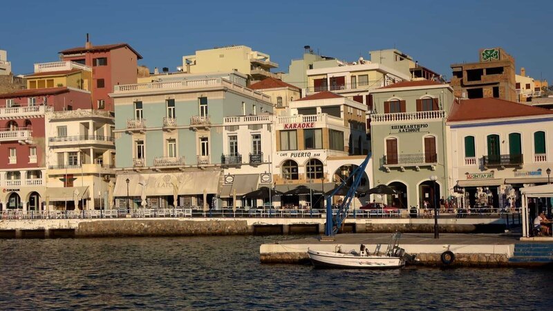 In den Tavernen an der Hafenpromenade von Agios Nikolaos herrscht reges Treiben. – Bild: ZDF und Ampersand.