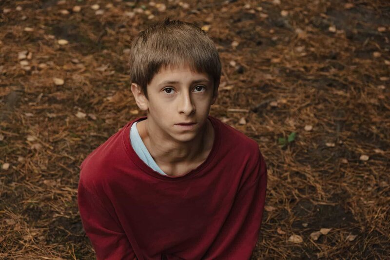 Im Kurzfilm „Kruste“ muss sich der 12-jährige Fabi (Philip Kapell) als vollwertiges Familienmitglied beweisen, in dem er seine erste Narbe bekommt. – Bild: ZDF und Hendrik Bema.