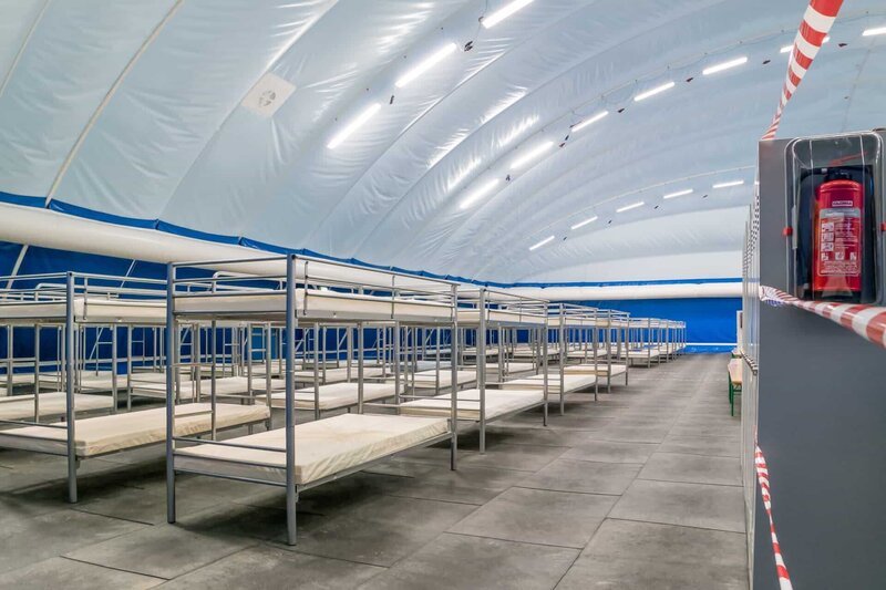Bunk beds at the open day of the new build air dome refuge camp in Traar just a few days before the asylum seekers arrive – Bild: Lukassek/​Shutterstock