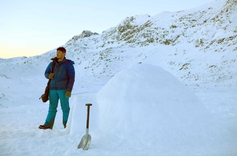 Julius Nielsen ist ein erfahrener Jäger und so lange er zurückdenken kann, sind die meisten Inuit-Männer der Jagd nachgegangen. Sie haben ihm alles beigebracht, was er wissen muss, um im Eis überleben zu können. – Bild: Jason Roberts/​Swan Films and all3media international