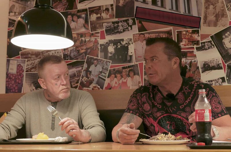 Der ehemalige Obdachlose Thomas Adam (links) und Prinz Marcus von Anhalt beim gemeinsamen Mittagstisch in einer Frankfurter Metzgerei. – Bild: HR