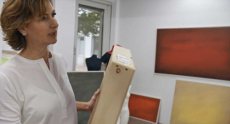 Hatte lange Jahre unter den Folgen des Skandals um ihren Ex-Mann zu leiden: Dorothee Achenbach in ihrer Galerie. – Bild: ZDF und Bildersturm.