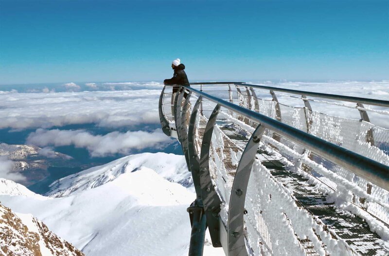 Schwindelfrei: Nicolas Bourgeois auf einer Aussichtsplattform in fast 3.000 Meter Höhe – Bild: SWR /​ © SWR/​navegantes /​ © SWR/​navegantes