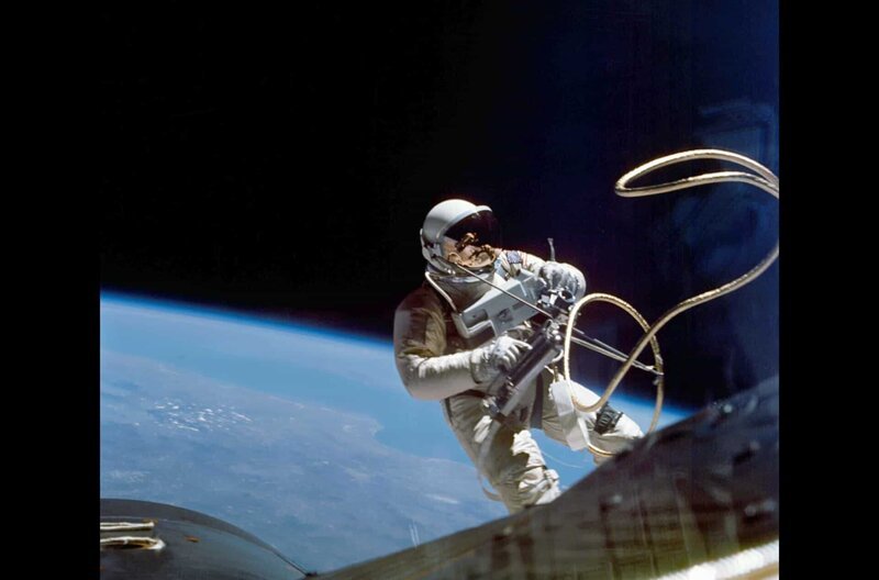 Im Rahmen eines „Gemini“-Fluges absolvierte der Astronaut Ed White am 3. Juni 1965 als erster Amerikaner einen Weltraum-Spaziergang. – Bild: NASA /​ Im Rahmen eines „Gemini“-Fluges absolvierte der Astronaut Ed White am 3. Juni 1965 als erster Amerikaner einen Weltraum-Spaziergang.