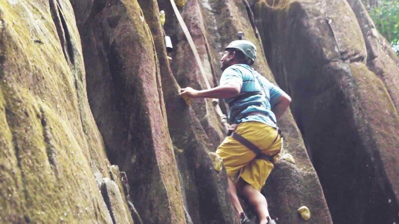 Riaan Manser nimmt auf den Seychellen einen Fahrer mit, zum Klettern – Bild: CuriosityStream Inc.