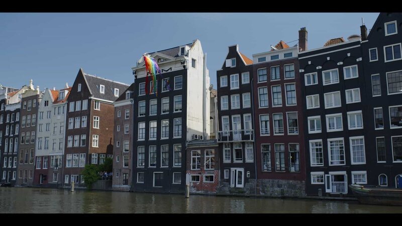 Amsterdam homes with pride flag. – Bild: Spiegel Geschichte