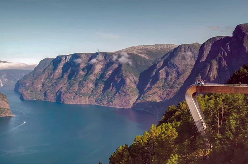 Majestätische Fjordlandschaften, wie entlang des Aurlandsfjords, ziehen sich durch den hohen Norden. – Bild: Gédéon Programmes /​ © GĂ©dĂ©on Programmes