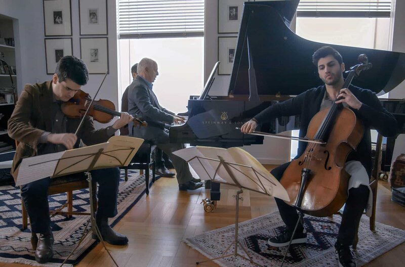 Privatkonzert bei Daniel Barenboim – Bild: Bel Air Media/​M.Mirabel/​M.Nante /​ Daniel Barenboim (Piano), sein Sohn Michael (Violine) und Kian Soltani (Cello) spielen Beethovens ?Geistertrio?.
