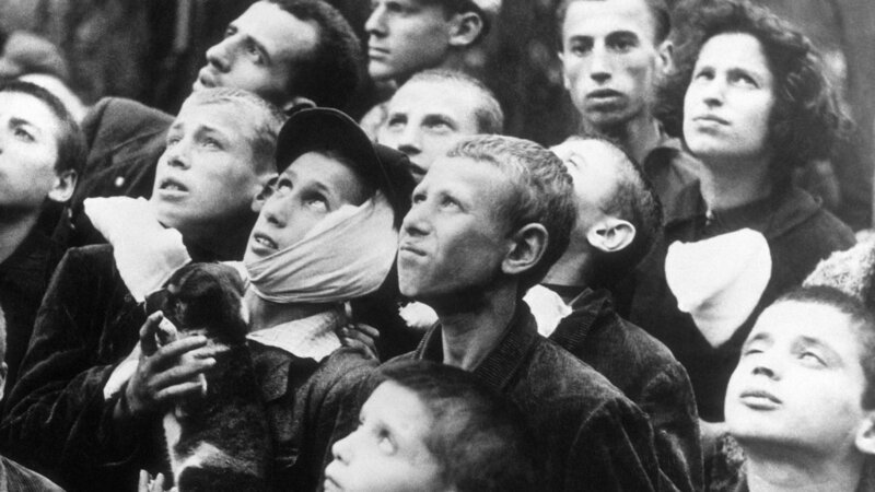 Die Bürger Polens erblicken 1939 erstmals deutsche Kriegsflugzeuge über Warschau. – Bild: BILD