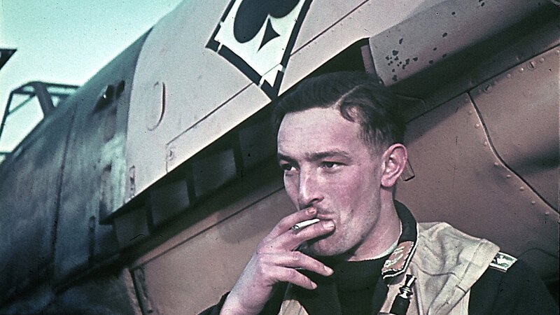 Ein Pilot der deutschen Luftwaffe raucht eine Zigarette vor seiner Messerschmitt Bf 109. – Bild: BILD