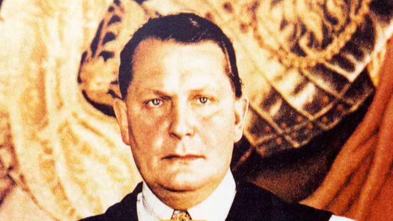 Grandios, arrogant, selbstherrlich: Hermann Göring, hier auf einem stilisierten Foto, blieb sich bis zuletzt treu. In Nürnberg zum Tode durch den Strang verurteilt, beging er in der Nacht vor der Urteilsvollstreckung Selbstmord. – Bild: BILD