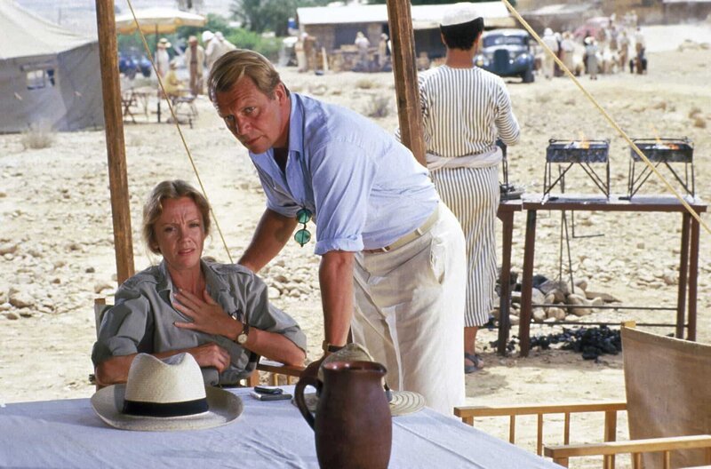 Rendezvous mit einer Leiche – Bild: 2023 Metro-Goldwyn-Meyer Studios Inc./​Alle Rechte vorbehalten /​ Der Anwalt Jefferson Cope (David Soul) und die Sekretärin Miss Quinton (Hayley Mills) interessieren sich für die Antike, aber mehr noch dafür, wer ihre Mitreisende  …