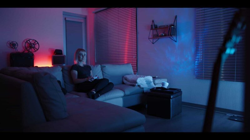 Woman plays video game from couch in room with nice lighting. – Bild: Spiegel Geschichte