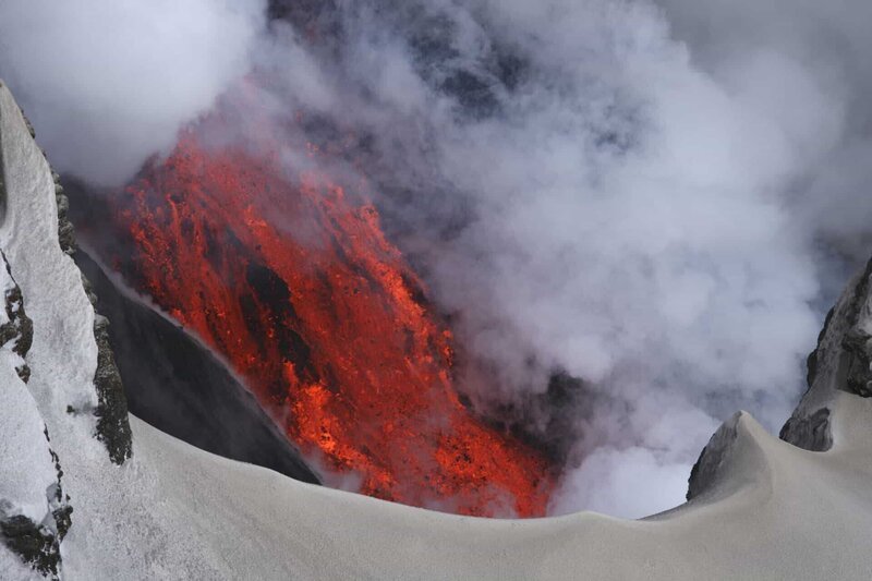 Die brodelnde Lava kommt bei einem Vulkanausbruch zum Vorschein. – Bild: n-tv