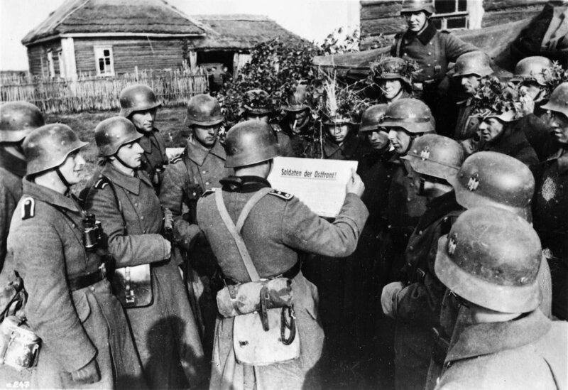 Oktober 1941 – Feldwebel verliest Hitler-Aufruf – Bild: Spiegel Geschichte