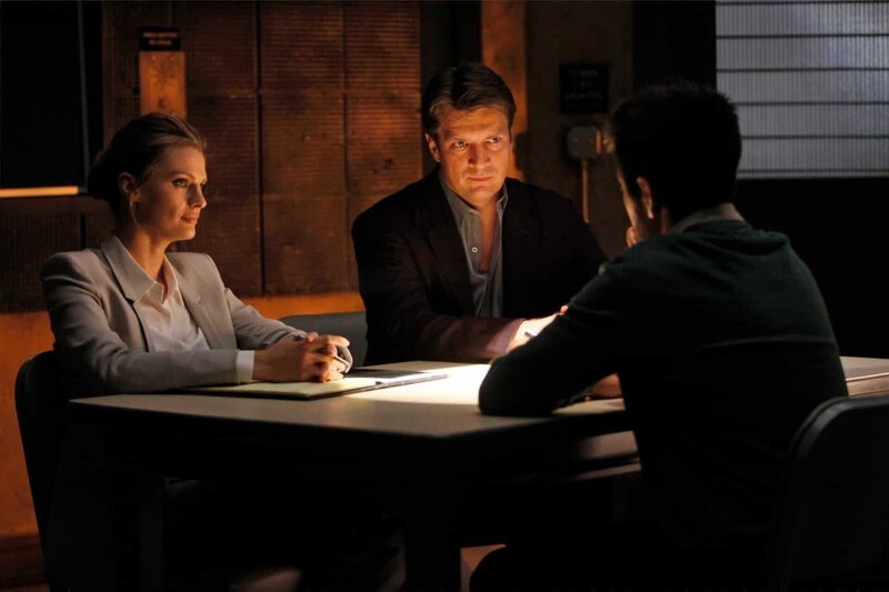 Der des Mordes verdächtigte Simon Doyle (Joshua Gomez, r.) tischt Kate (Stana Katic, l.) und Castle (Nathan Fillion, M.) eine Geschichte auf, die sich gewaschen hat … – Bild: Universal TV