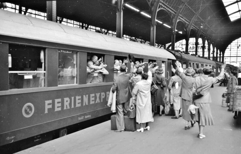 Ein typisches Produkt der „Wirtschaftswunderzeit“ war der DER-Ferienexpress. Das Bild zeigt den Start des ersten Zuges am 17. Mai 1952 am Frankfurter Hauptbahnhof als Deutschlands erster internationaler Rundreisezug zu einer Reise durch die LÅ nder Schweiz, Italien und â€¦sterreich. In zwÅ¡lftÅ giger Fahrt brachte der Express seine GÅ ste nach Luzern, Lugano, Florenz, Rom, Neapel, Venedig und Innsbruck. Die auf Basis der Eilzugwagen fÅ¸r den DER-Ferienexpress aufgearbeiteten Sitzwagen C4Å¸(e)-36 boten nachts durch aufgespannte HÅ ngematten den Urlaubern einen Liegeplatz in der 3. Klasse. Diese ZÅ¸ge waren die direkten VorlÅ ufer der modernen „TOUROPA“-Liegewagen-UrlaubszÅ¸ge ab 1953. Der rechte Wagen – und vermutlich auch der nÅ chste – ist ein sehr komfortabler DSG-Schlafwagen 1. und 2. Klasse der „Hecht“-Bauart WLABÅ¸-23. Foto: Bildarchiv der Eisenbahnstiftung /​ Walter Hollnagel – KEINE BILDFUNKVERWENDUNG – [ : (c) dpa ] – Bild: dpa Picture-Alliance /​ Eisenbahnstiftung /​ picture alliance /​ ZB /​ dpa-Zentralbild /​ DB-Museum, Nürnberg