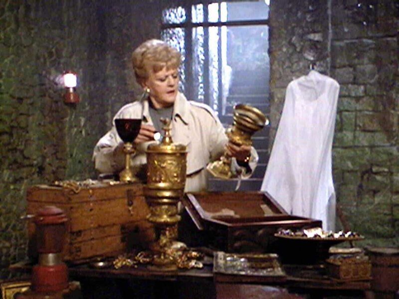 Jessica (Angela Lansbury) hat in der Gruft des Schlosses einen sagenhaften Schatz entdeckt. – Bild: Super RTL