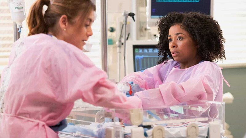 Zu Besuch auf der Neonatologie, v.li.: Kate Walsh als Dr. Addison Montgomery, Alexis Floyd als Dr. Simone Griffith – Bild: SRF/​ABC Studios