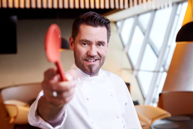 Titel: Mein Lokal, Dein Lokal; Person: Mike Süsser; Copyright: kabel eins/​ Stefan Hobmaier; Fotograf: Stefan Hobmaier; Bildredakteur: Eva Fleischmann; Dateiname: 1214321.jpg; : fuer redaktionelle Zwecke und nur im Rahmen der Programmankuendigung verwendet werden. Spaetere Veroeffentlichungen sind nur nach Ruecksprache und ausdruecklicher Genehmigung der ProSiebenSat1 TV Deutschland GmbH moeglich. Nicht fuer EPG! Verwendung nur mit vollstaendigem Copyrightvermerk. Das Foto darf nicht veraendert, bearbeitet und nur im Ganzen verwendet werden. Es darf nicht archiviert werden. Es darf nicht an Dritte weitergeleitet werden. Bei Fragen: foto@prosiebensat1.com Voraussetzung fuer die Verwendung dieser Programmdaten ist die Zustimmung zu den Allgemeinen Geschaeftsbedingungen der Presselounges der Sender der ProSiebenSat.1 Media SE.; – Bild: kabel eins/​ Stefan Hobmaier; Fotograf: Stefan Hobmaier; Bildredakteur: Eva Fleischmann; Dateiname: 1214321.jpg; : fuer redaktionelle Zwecke und nur im Rahmen der Programmankuendigung verwendet werden