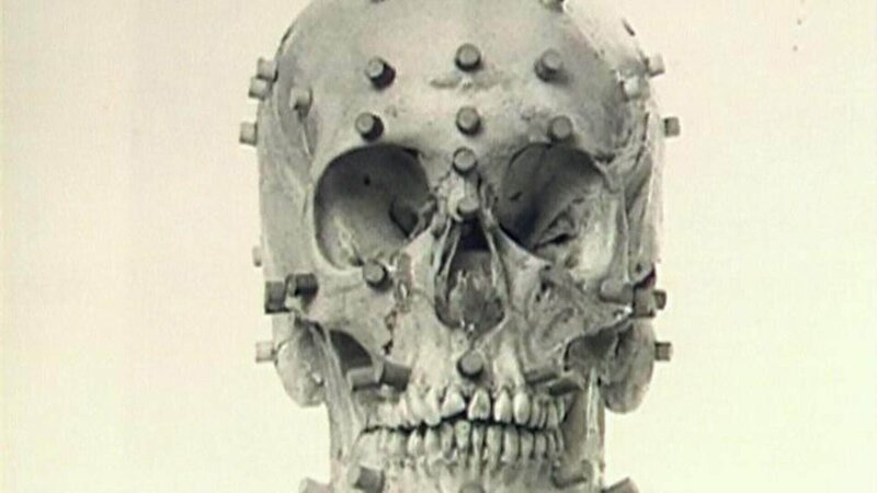 Für die TV-Serie „America’s Most Wanted“ modelliert Dr. Frank Bender den Kopf eines seit 18 Jahren gesuchten Mörders. Anhand der Skulptur gehen über 350 Hinweise aus der Bevölkerung bei der Polizei ein. – Bild: RTL