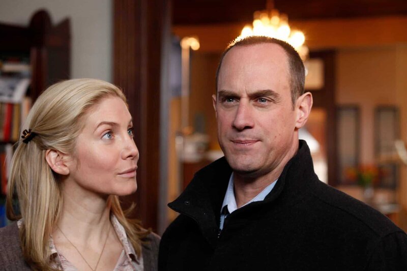 LAW & ORDER: SPECIAL VICTIMS UNIT -- „Totem“ Episode 1220 -- Pictured: (l-r) Elizabeth Mitchell as June Frye, Christopher Meloni as Det. Eliott Stabler -- Photo by: Will Hart/​NBC – Bild: NBCUniversal, Inc ©13TH STREET Photocredit Mandatory, Editorial Use Only, NO archive, NO Resale