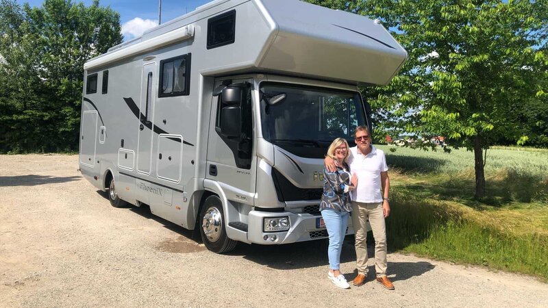Dietmar und Sylvia Kirsch mit ihrem Reisemobil – Bild: SPIEGEL TV Dietmar und Sylvia Kirsch mit ihrem Reisemobil – Bild: SPIEGEL TV