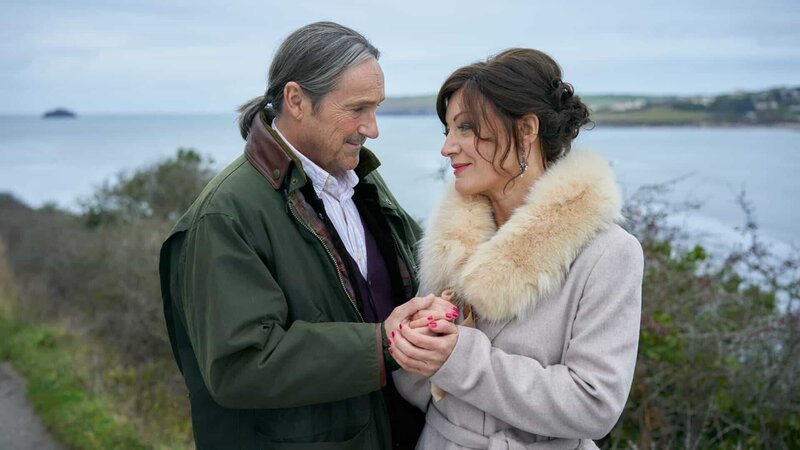 Clive (Helmut Zierl) ist von der geheimnisvollen Olivia Marlow (Marion Mitterhammer) fasziniert. – Bild: ZDF und Jon Ailes.