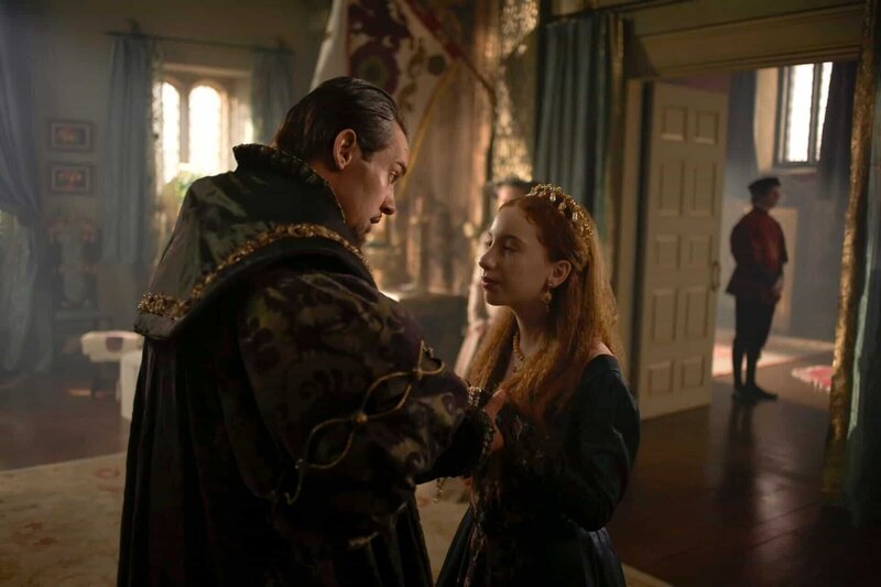London, 1540: König Henry VIII. (Jonathan Rhys Meyers, l.) stellt seiner Tochter Lady Elisabeth (Laoise Murray, r.) am Hof seine fünfte Frau, die blutjunge Königin Catherine Howard, vor … – Bild: AXN White