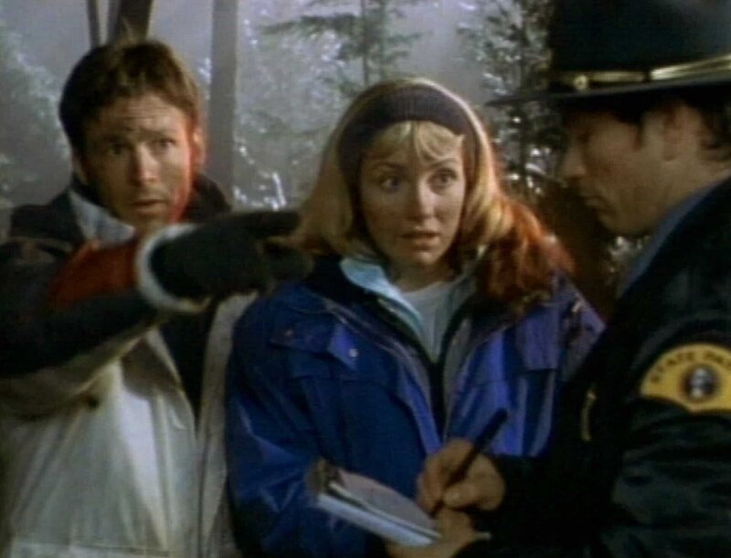 Jackie (Tristin Leffler) und Mark (Dale Johnson, li.) erzählen dem Officer (Jason Simpson?) ihre Geschichte, als Mark den Mann mit der gelben Weste wieder sieht … – Bild: RT2
