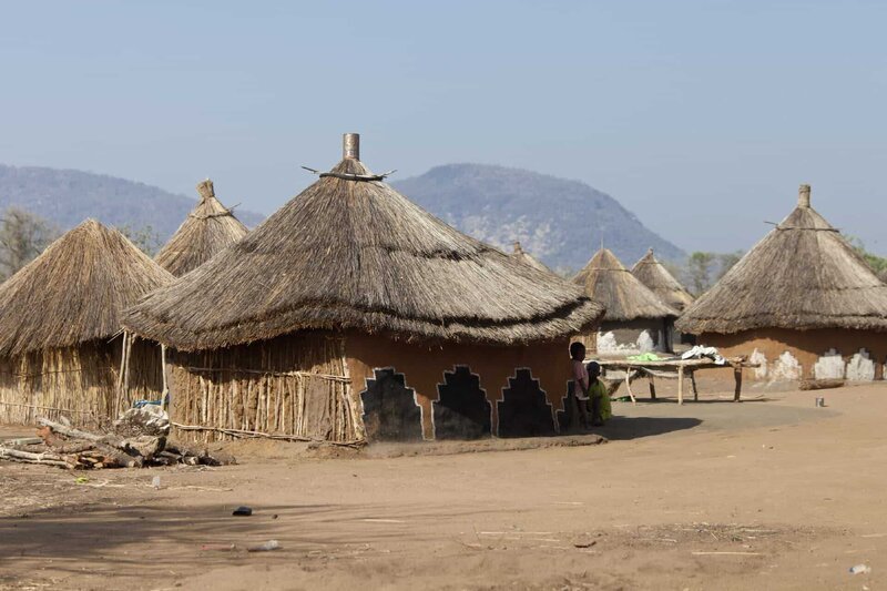 Strohhütten im Südsudan. – Bild: n-tv