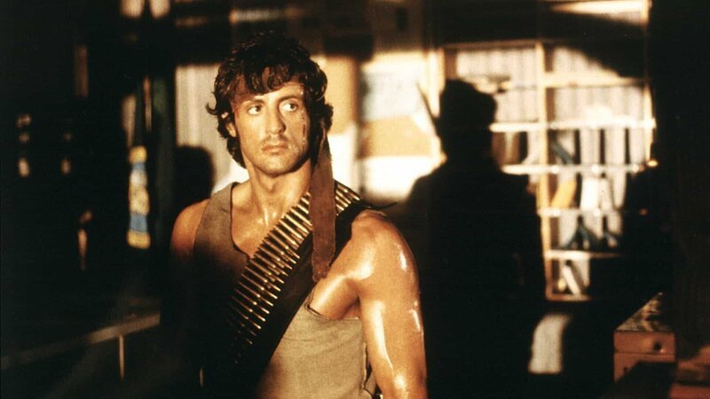 John Rambo (Sylvester Stallone), ehemaliger Elitekämpfer der US-Streitkräfte und verdienter Held des Vietnamkriegs, liefert seinen Verfolgern eine vernichtende Schlacht. – Bild: RTL Zwei John Rambo (Sylvester Stallone), ehemaliger Elitekämpfer der US-Streitkräfte und verdienter Held des Vietnamkriegs, liefert seinen Verfolgern eine vernichtende Schlacht. – Bild: RTL Zwei