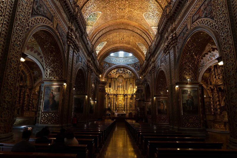 In Ecuadors Hauptstadt Quito gibt es exquisite Kirchen mit kostbarer Ausstattung wie hier die Iglesia de la Compańa. – Bild: ZDF und Alexander Hein./​Alexander Hein