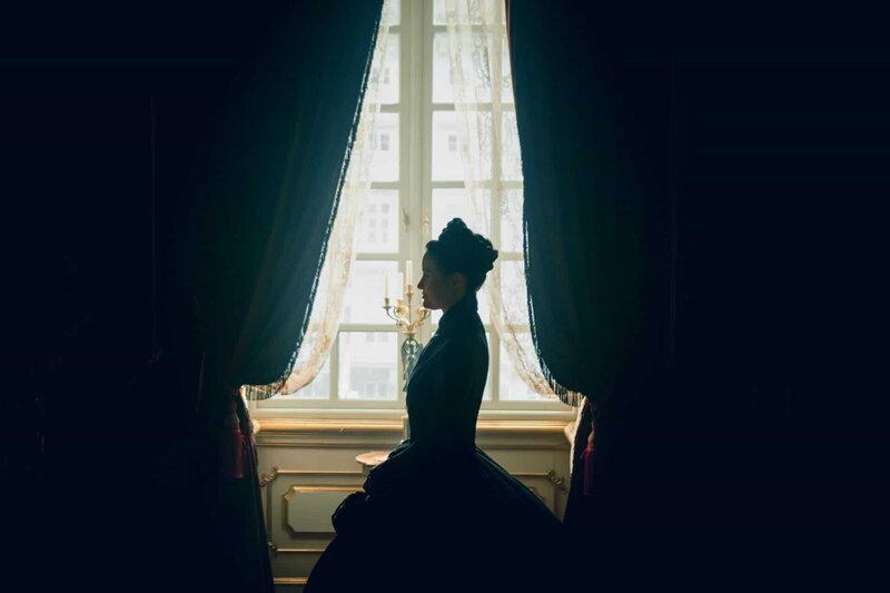 Nach der Niederlage im Krieg gegen Preußen distanziert sich Kaiser Franz Joseph emotional von Sisi (Dominique Devenport). – Bild: ORF/​Beta Film/​RTL/​Story House Pictures/​Armands Virbulis
