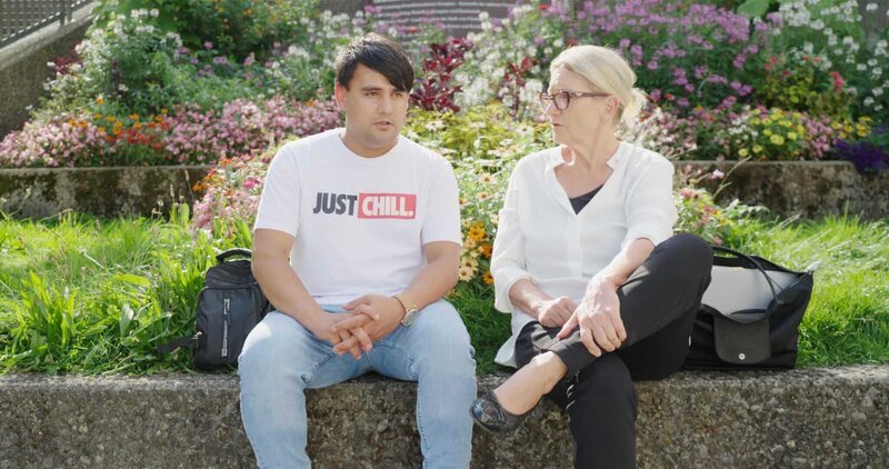 Durch die Unterstützung von Josefine Steiger konnte Hasib Azemi, der 2021 nach Afghanistan abgeschoben wurde, über ein Ausbildungsvisum wieder nach Deutschland zurückkehren. – Bild: ZDF und Bastian Laucke.