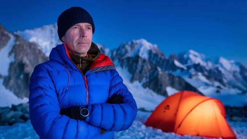 Dirk Steffens und sein Haus: An diesem Abend ist es im ewigen Eis der Hochalpen auf dem Mont Blanc Massiv. – Bild: ZDF und Oliver Roetz./​Oliver Roetz