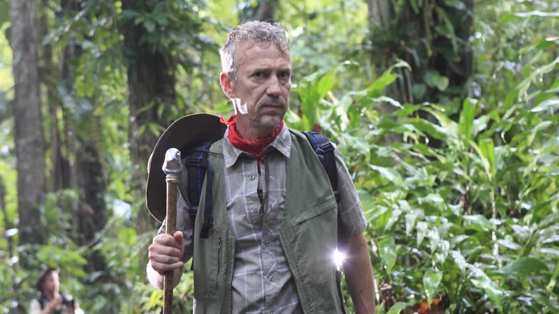 Ornithologe Marc Talbot (Richard Huw) ist mit einer Gruppe im Dschungel von Sainte Marie unterwegs, um einen seltenen Papagei zu beobachten. Kurze Zeit später wird er erstochen aufgefunden. – Bild: ZDF und Denis Guyenon./​Denis Guyenon